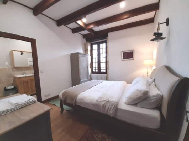 Uno de los dos dormitorios de arriba. Baño privado.