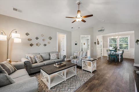 Popular Airbnb listing: The Lone Palm, 3 BR home w/ Hot Tub! in Oak Island