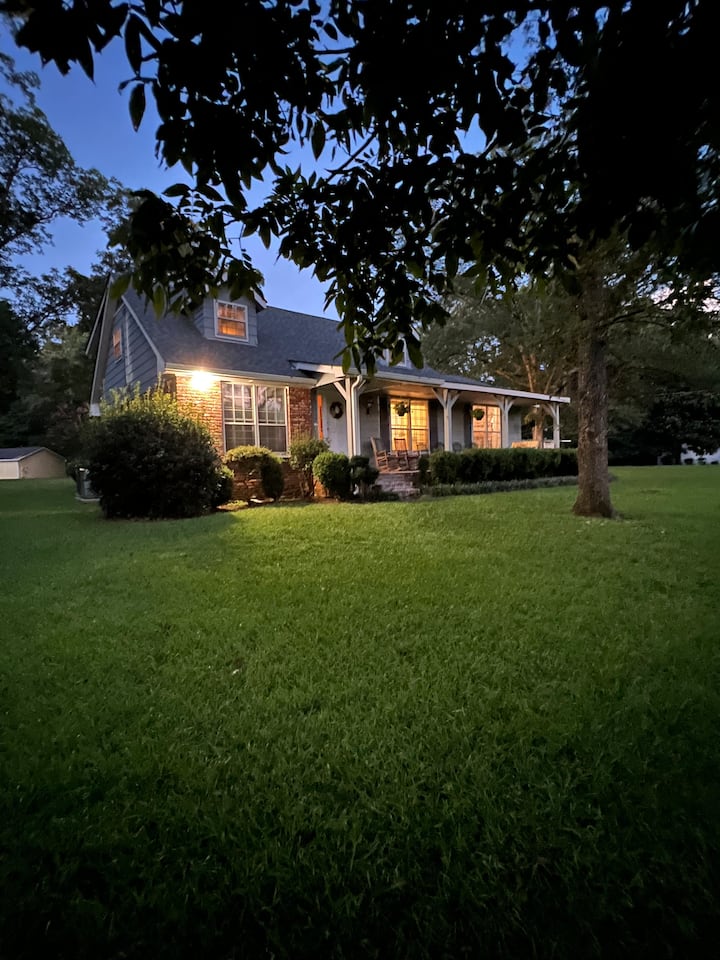 Pond House on the Plains, Auburn, Firetruck rides Cottages for Rent