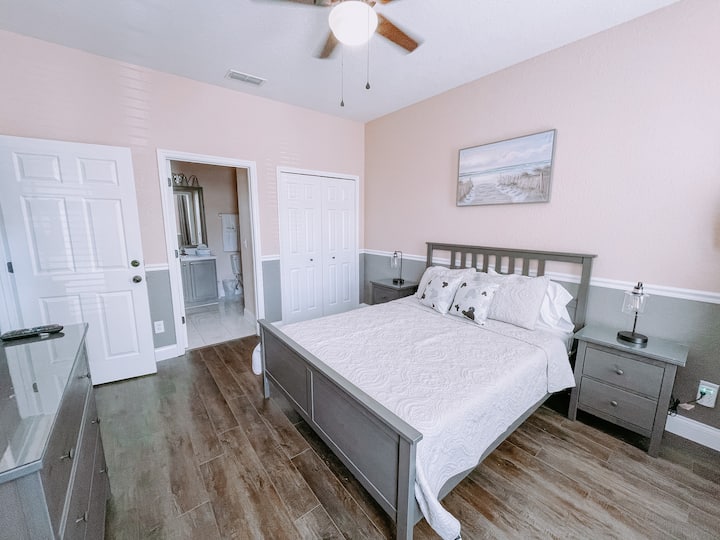 Majster na prvom poschodí s pripojenou kúpeľňou. Centrálna klimatizácia a stropný ventilátor. TV na komode s prístupom na sledovanie Netflixu.