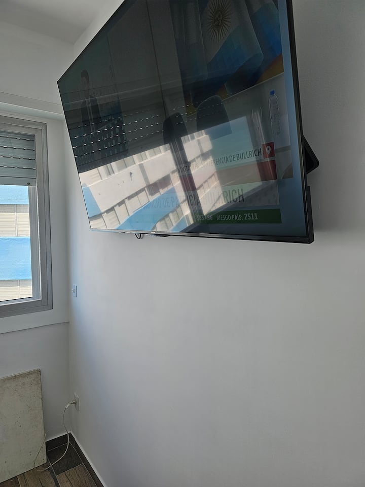 55"Televisheni katika chumba cha watu wawili kilicho na huduma za kebo na utiririshaji (Netflix, primevidep, Disney+, HBO max, nyota+, Paramount+)