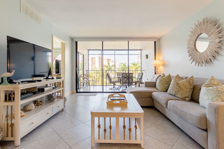 Elegant Beach Vacation Condo, Unbeatable Location