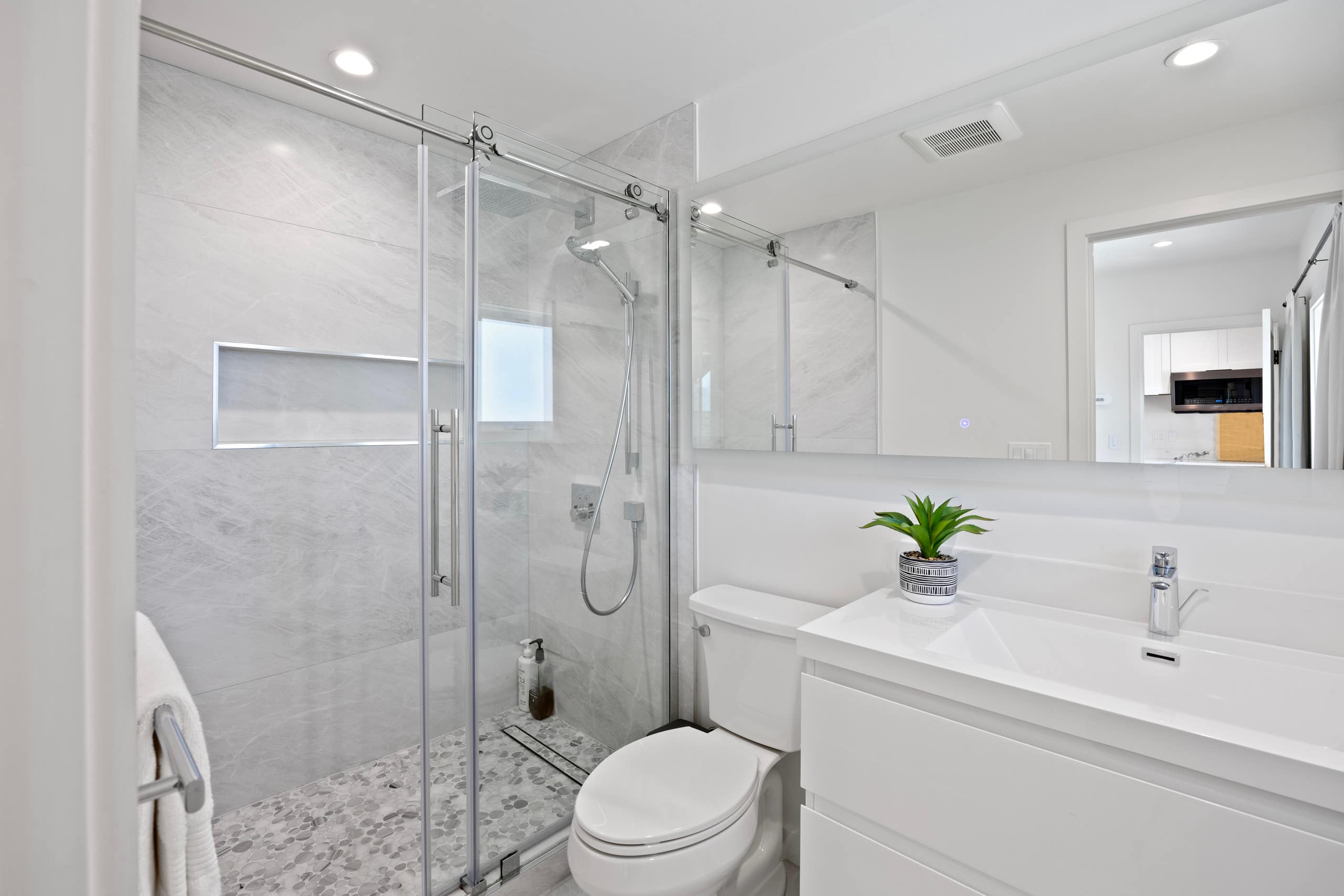 Newly Built Modern Luxurious Garden Suite - Image 5