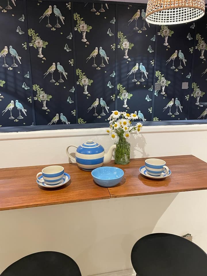 Kjo tregon tavolinën e ngrënies që paloset në barin që ka < 4 persona.