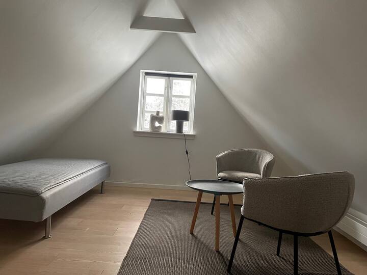 Dormitorio con una cama individual