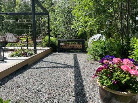 Popular Airbnb listing: Wonderful little log cabin with guest house for rent in Katrineholm