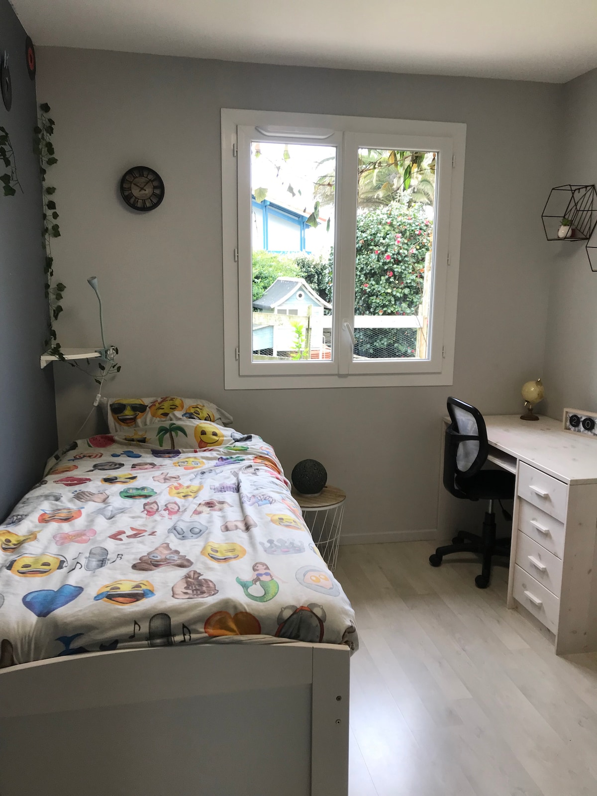 Kitanda cha mtu mmoja + kitanda cha droo