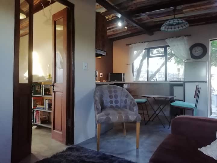 Cozy 1-bed Cottage With Private Parking & Braai - Hopefield
