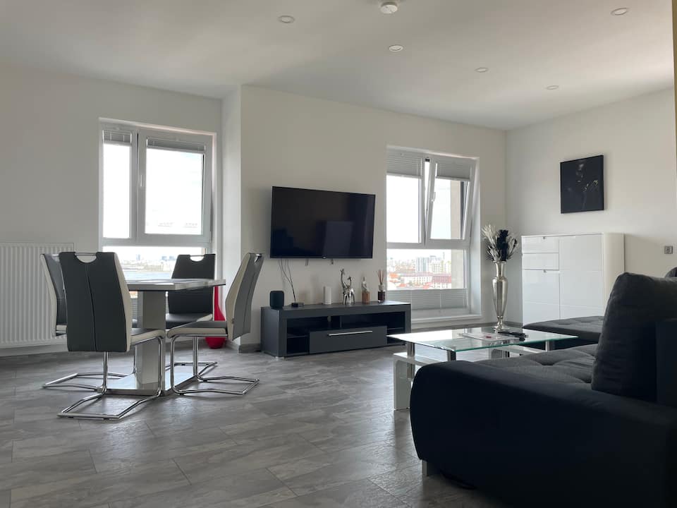 Lakeview 2 Room Penthouse Rooftop Terrace W15 — photo 1