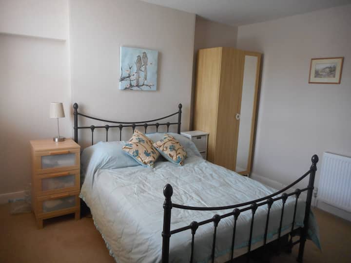 Cheerful 2 bedroom house parking on premises Houses for Rent in North