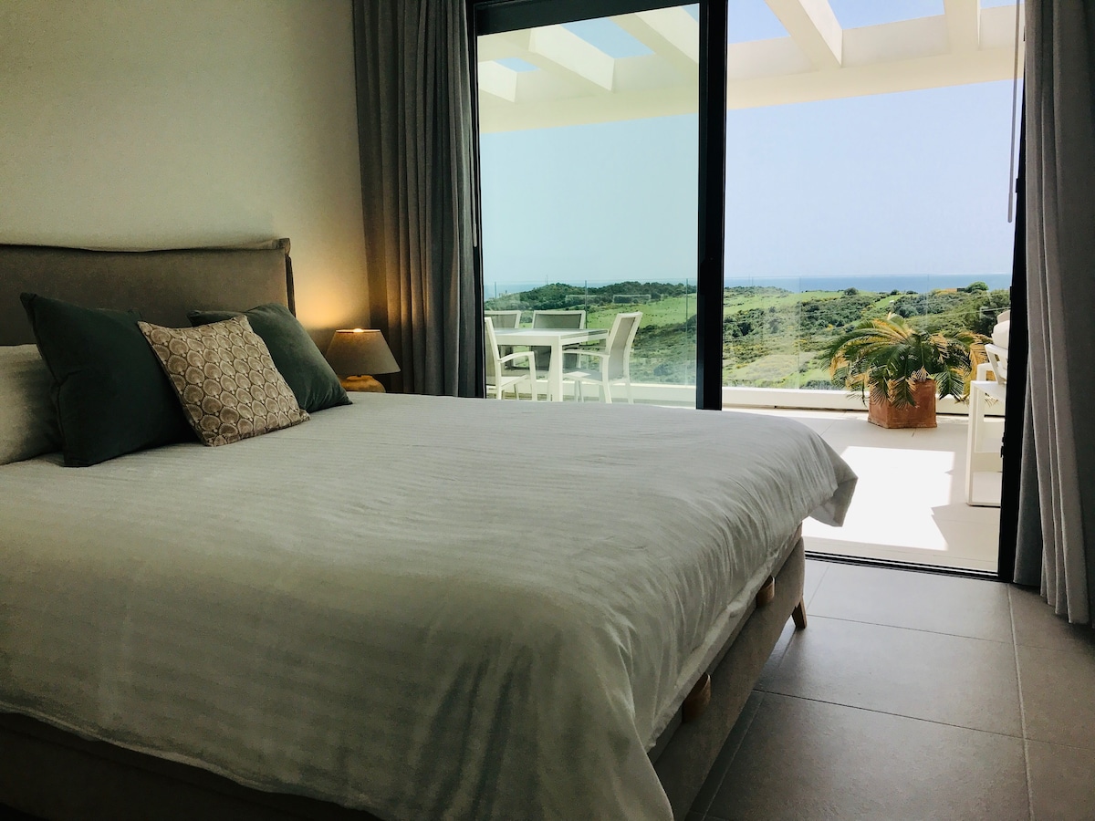 chambre 2 avec vue mer et montagne, lit king size.