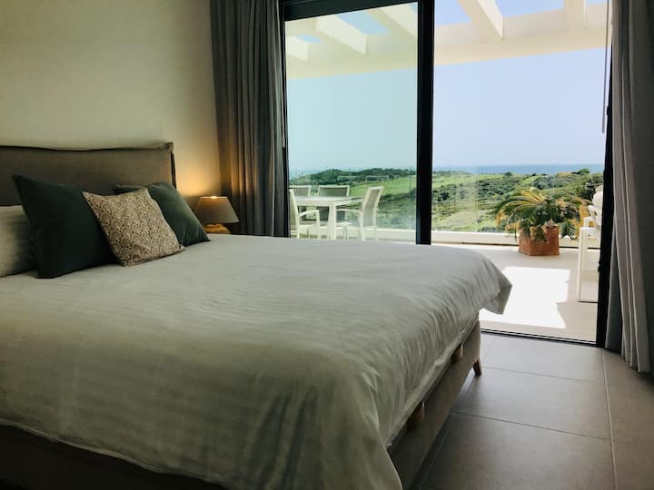 spavaća soba 2 s pogledom na more i balkonom, bračni krevet.