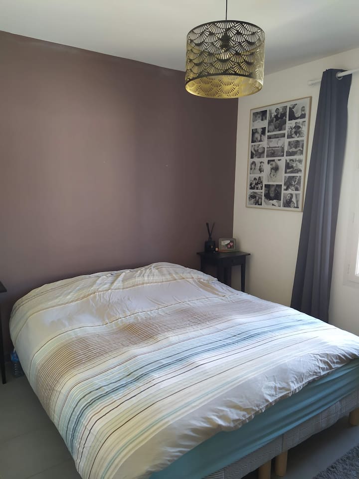 غرفة نوم بسرير بحجم كبير (160 سم)