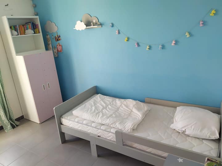 غرفة أطفال بسرير واحد