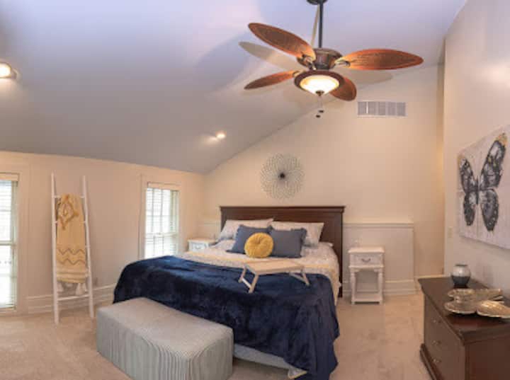 غرفة نوم رئيسية في الطابق العلوي بسرير كبير 