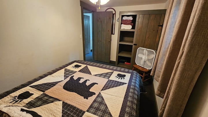 Საძინებელი 2 ორადგილიანი საწოლით, ჭერის ვენტილატორით და ფანჯრის ყუთის ვენტილატორით.