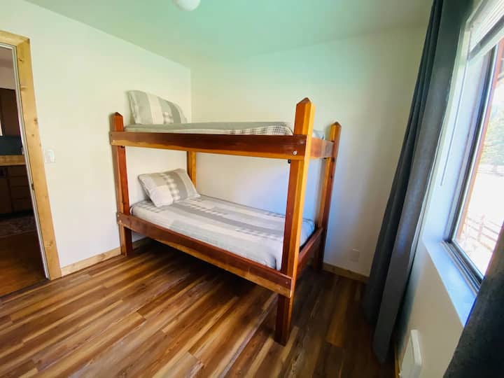 Dhomë gjumi në katin e sipërm - krevate marinarë