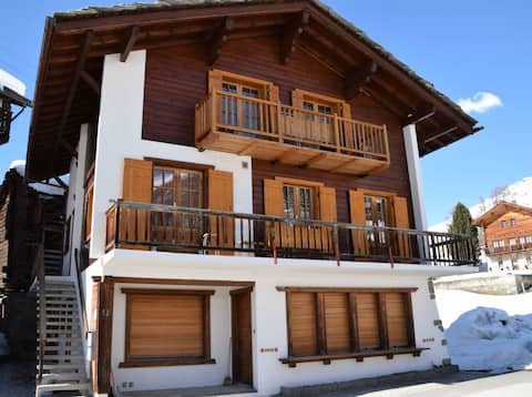 Top performing Airbnb: Cozy apartment with free parking. in Evolène