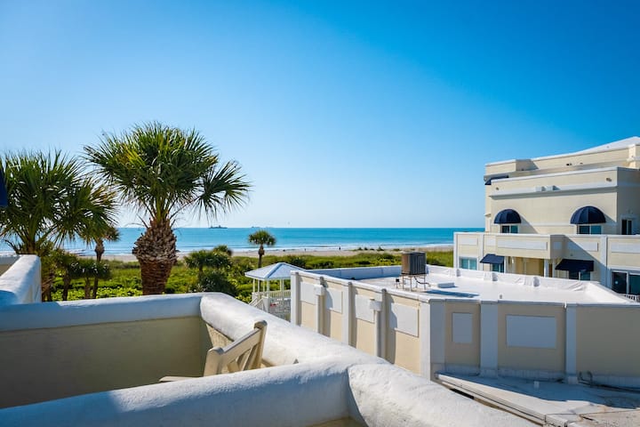 Ocean View Balcony, Pool, Steps to the Beach!