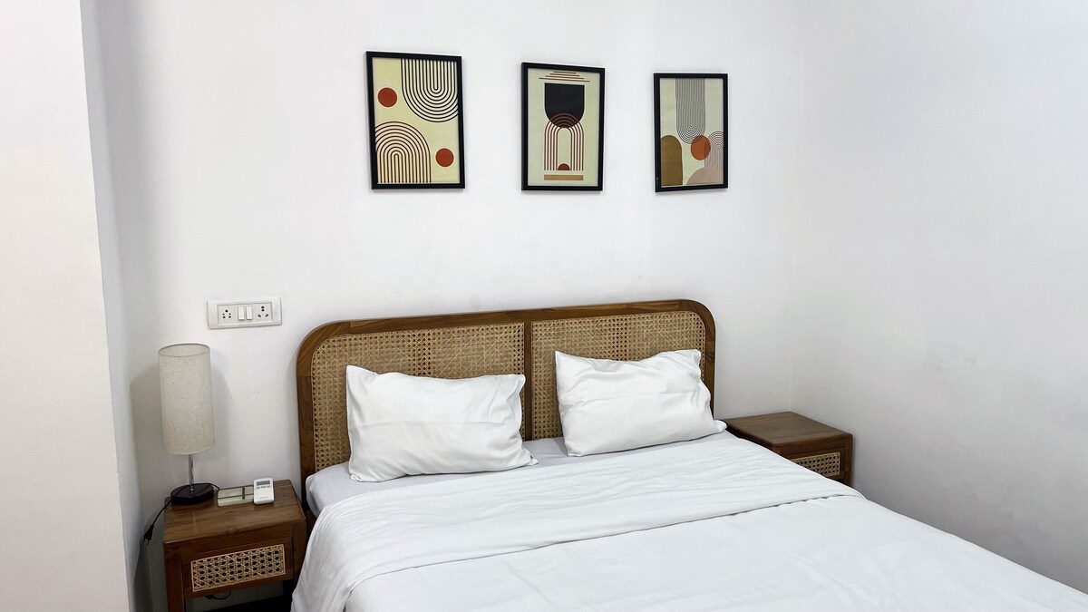 F18 India - Charming bedroom - Room 104 - Bed and breakfasts for