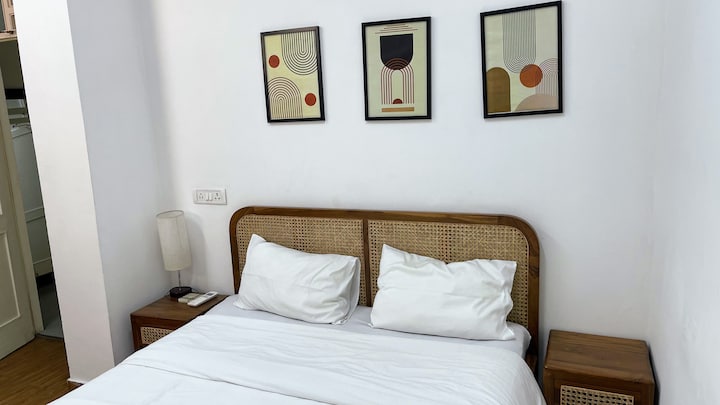 F18 India - Charming bedroom - Room 104 - Bed and breakfasts for