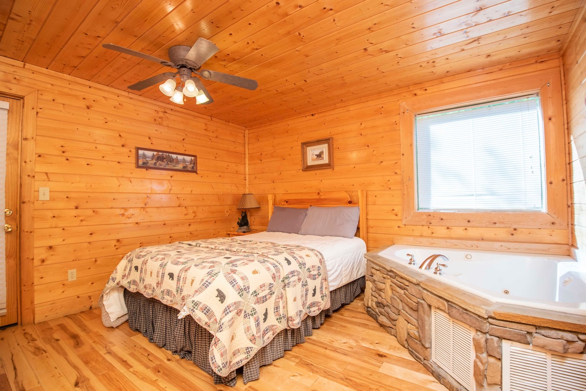 Dormitorio de nivel inferior con baño privado en suite y bañera de hidromasaje con chorros en la habitación, perfecta para relajarse y un verdadero refugio en Smoky Mountain.