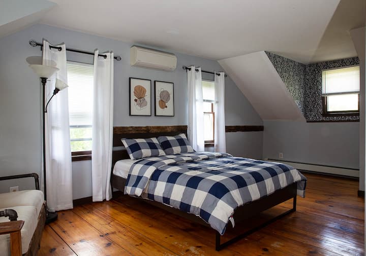 Spacious Bedroom with Modern Touches

Relax in this spacious bedroom featuring a comfortable bed, natural light, and modern decor. The rustic wood accents and cozy atmosphere make it a perfect retreat. Ideal for a restful night's sleep.