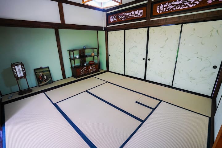 Стаята в японски стил, която се превръща в спалня, има приятен аромат на татами Икуса.
Също така е добре проветрен и може да останете хладни, дори ако няма охлаждане през лятото.