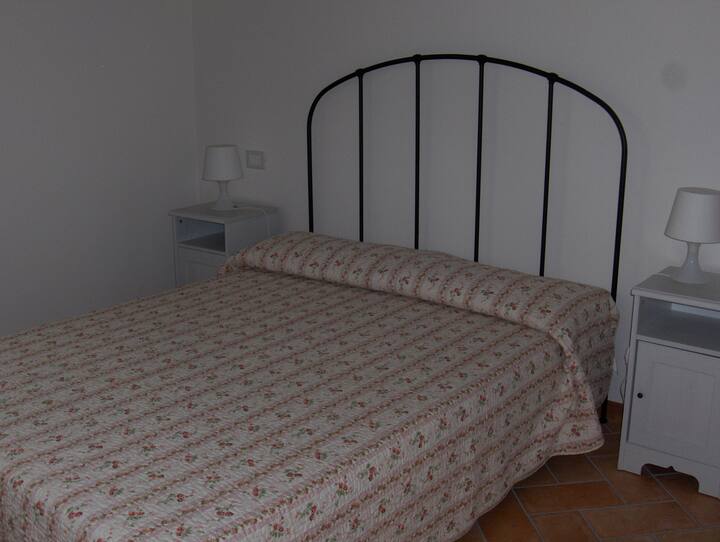 dormitorio en planta baja con una cama individual y media
