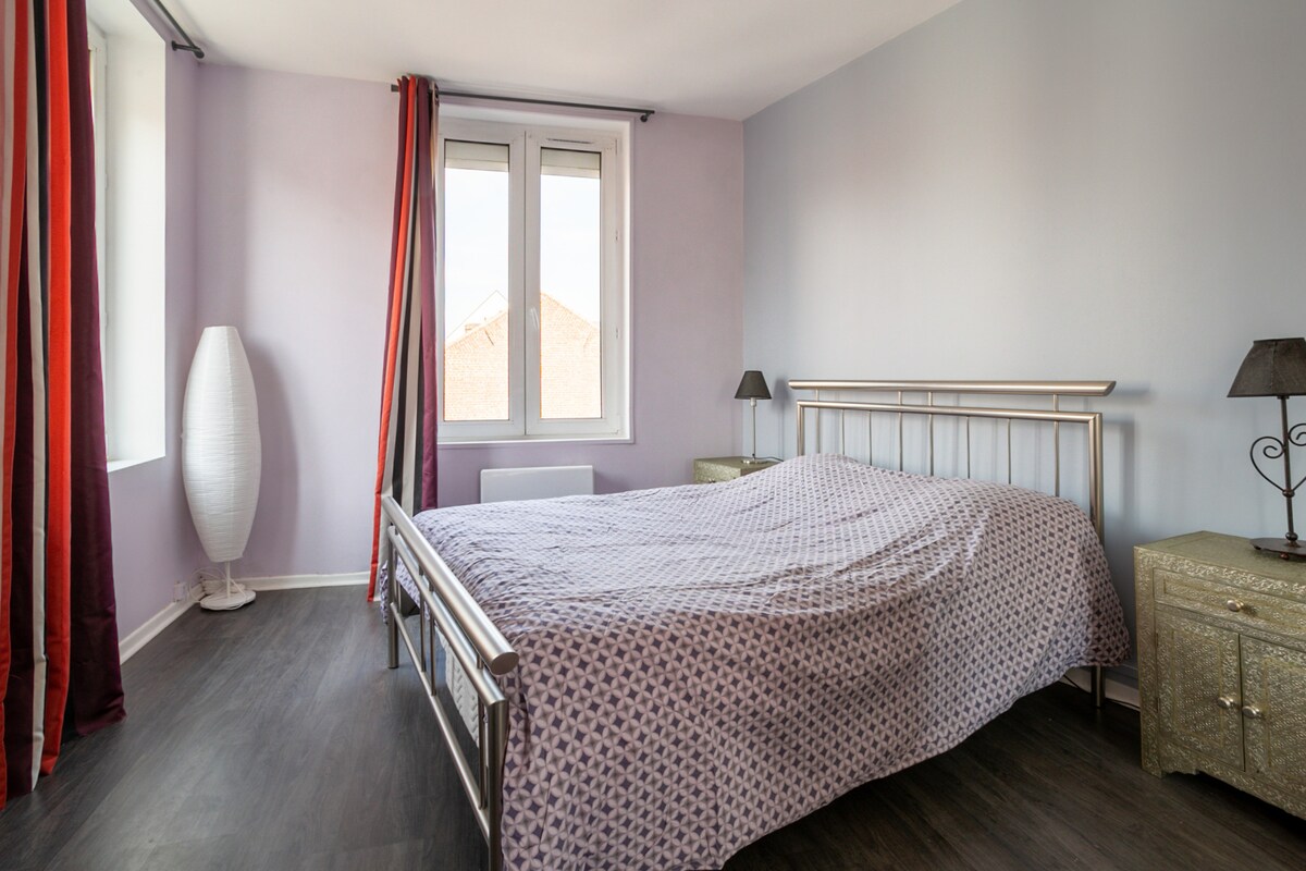 Dhomë e ndritshme me 140 krevate dopio dhe grilë me rrota të rehatshme 