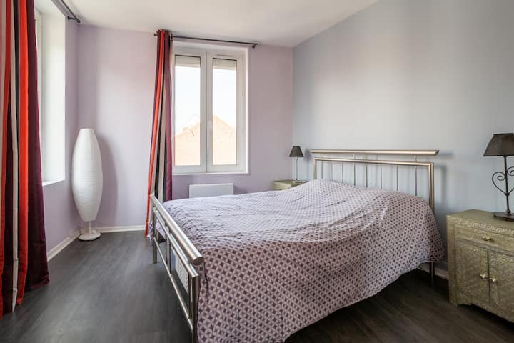 房间明亮，配有舒适的140张双人床和滚动百叶窗 