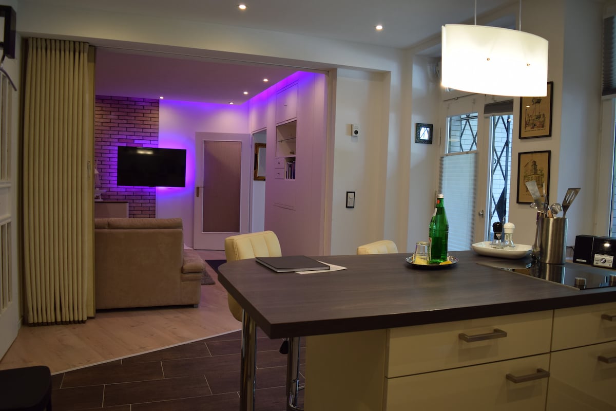 Successful Airbnb property: Apartment and trade fair apartment in Oberkassel, 2 minutes from the Rhine in Oberkassel