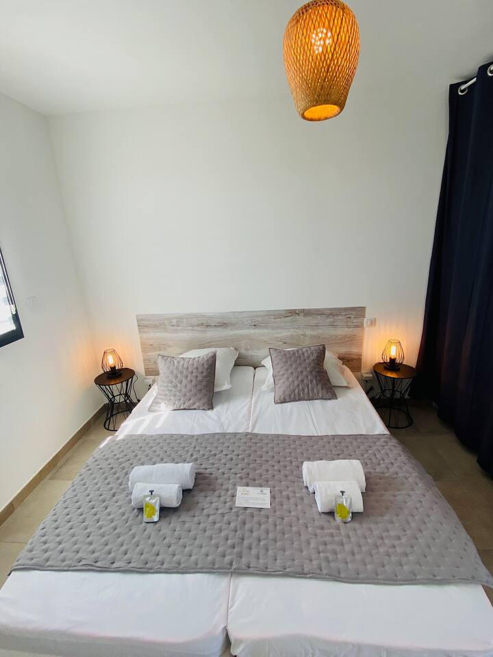 Chambre avec deux lits simples en 80X200cm 
possibilité de modifier en un lit double en 160X200cm.