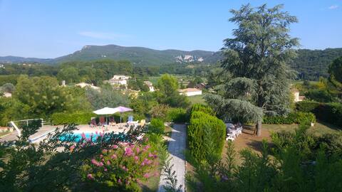 Pretty villa with a pool and exceptional views