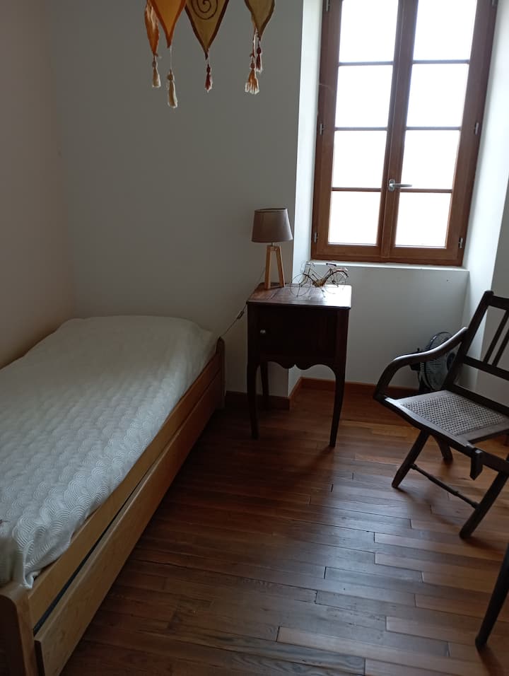 chambre lit en 80 avec lit supplémentaire  en tiroir 