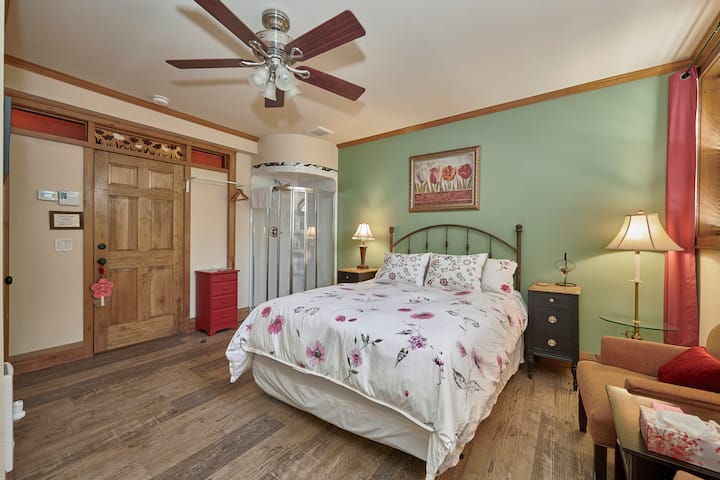 Soba za goste 1:
kupaonica s WC-om, 1 bračni krevet.
Nalazi se na prvom katu.