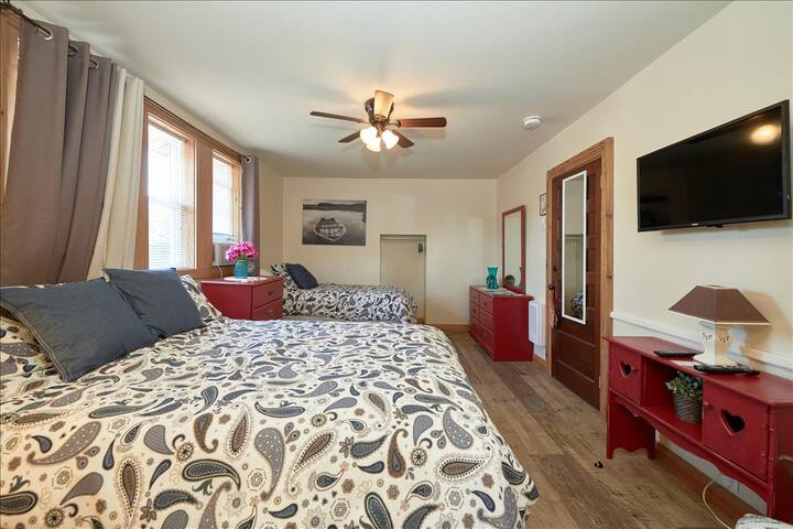 Soba za goste 4:
kupaonica s WC-om, 2 kreveta s jednim jednostrukim i jednim bračnim krevetom.
Nalazi se na drugom katu.