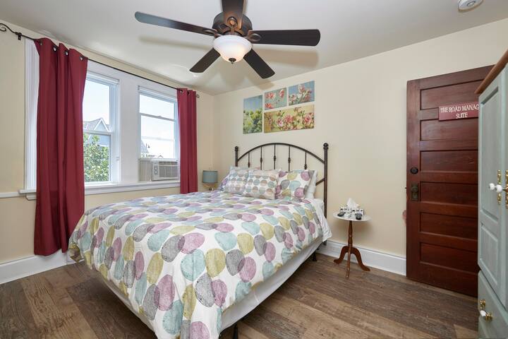 Soba za goste 3:
kupaonica s WC-om, 1 bračni krevet.
Nalazi se na drugom katu.