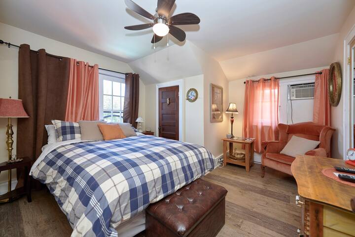 Soba za goste 2: kupaonica s WC-om, 1 bračni krevet.
Nalazi se na drugom katu.