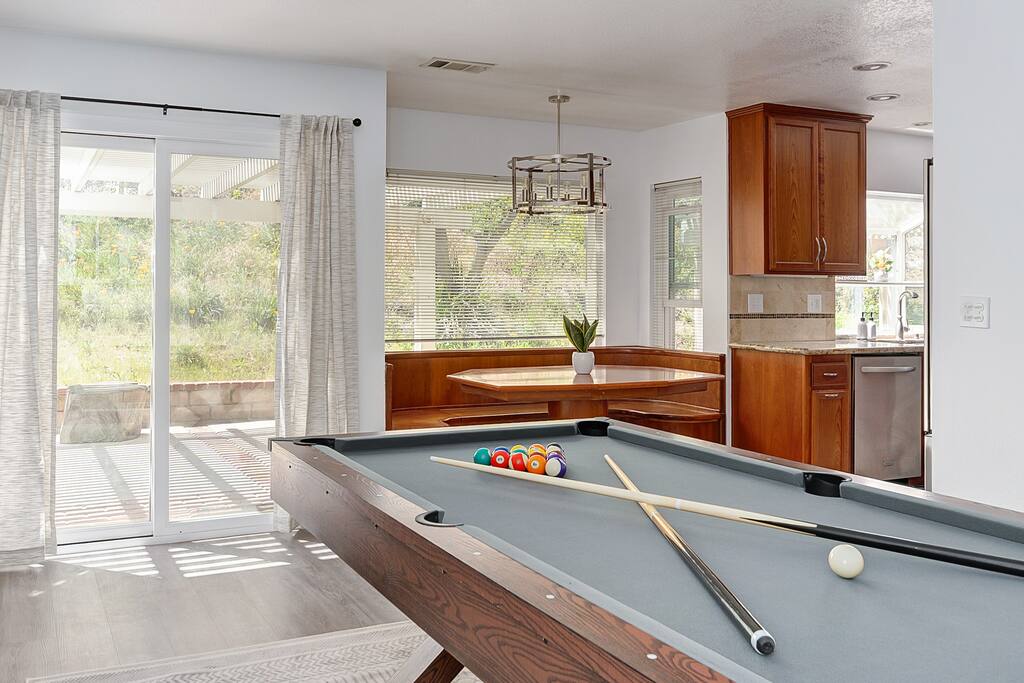 Airbnb Spacious Mission Grove Home with Pool Table