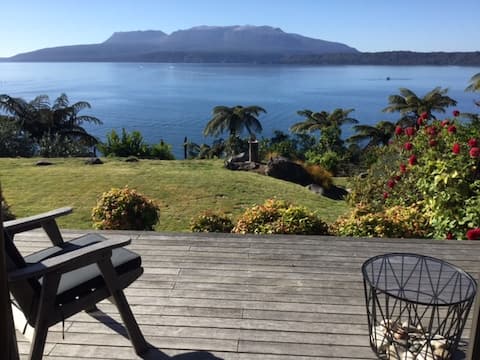 Tarawera - lovely lake edge retreat with kayaks