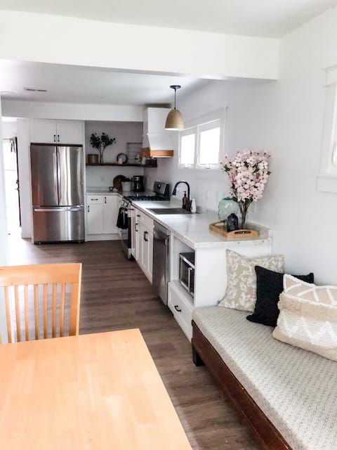 The Lovejoy Cottage • Walk to Beach, Sleeps 10, AC