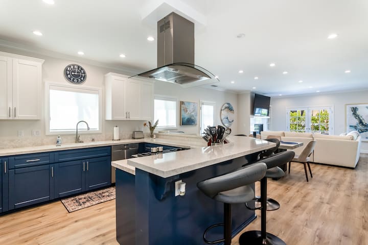 Family Beach House | 400ft to Beach, Parking, BBQ gallery image 2