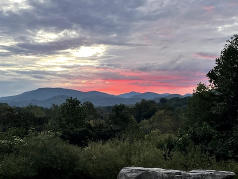 First Floor Condo with Mountain Views!