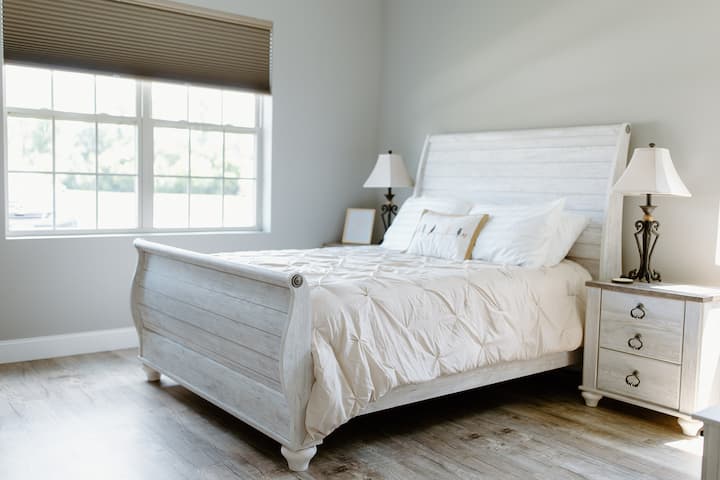 ห้องนอน 1 พักผ่อนอย่างสบายใจเหมือนอยู่บ้านคุณเอง ที่นอนควีนอินเนอร์สปริงใหม่ในเดือนพฤษภาคม 2022 

© Emily Antonelli Photography 2022