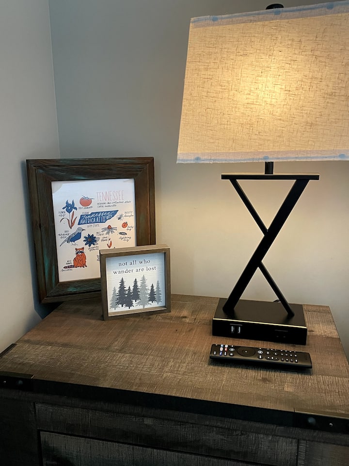 ห้องนอนที่ 2: โต๊ะข้างเตียงแต่ละตัวมีโคมไฟระบบสัมผัสพร้อมปลั๊กไฟและพอร์ต USB 2 พอร์ต 