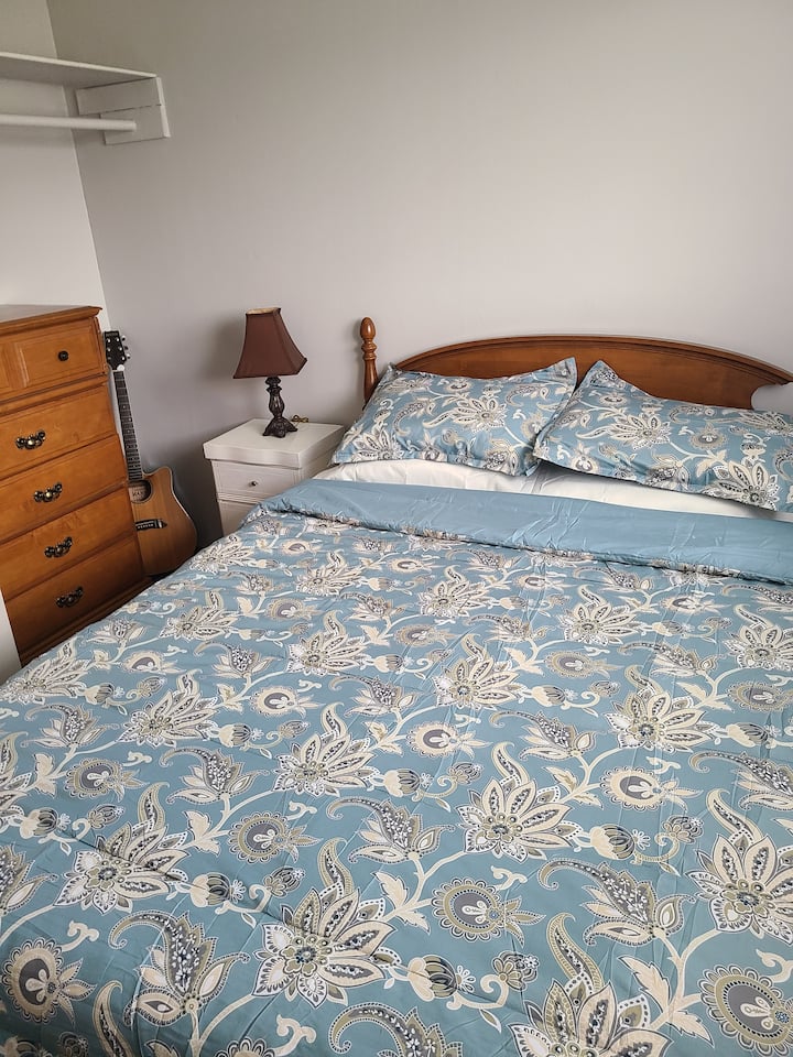 سرير حجم وسط في غرفة النوم