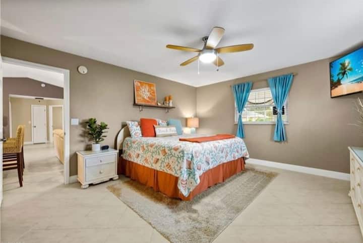 Comfortable Retreat: Bright room with stylish decor, a king sized bed, and vibrant views for your stay!
