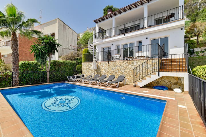 ★ CoastalVillas – Villa Calamar ★large family home