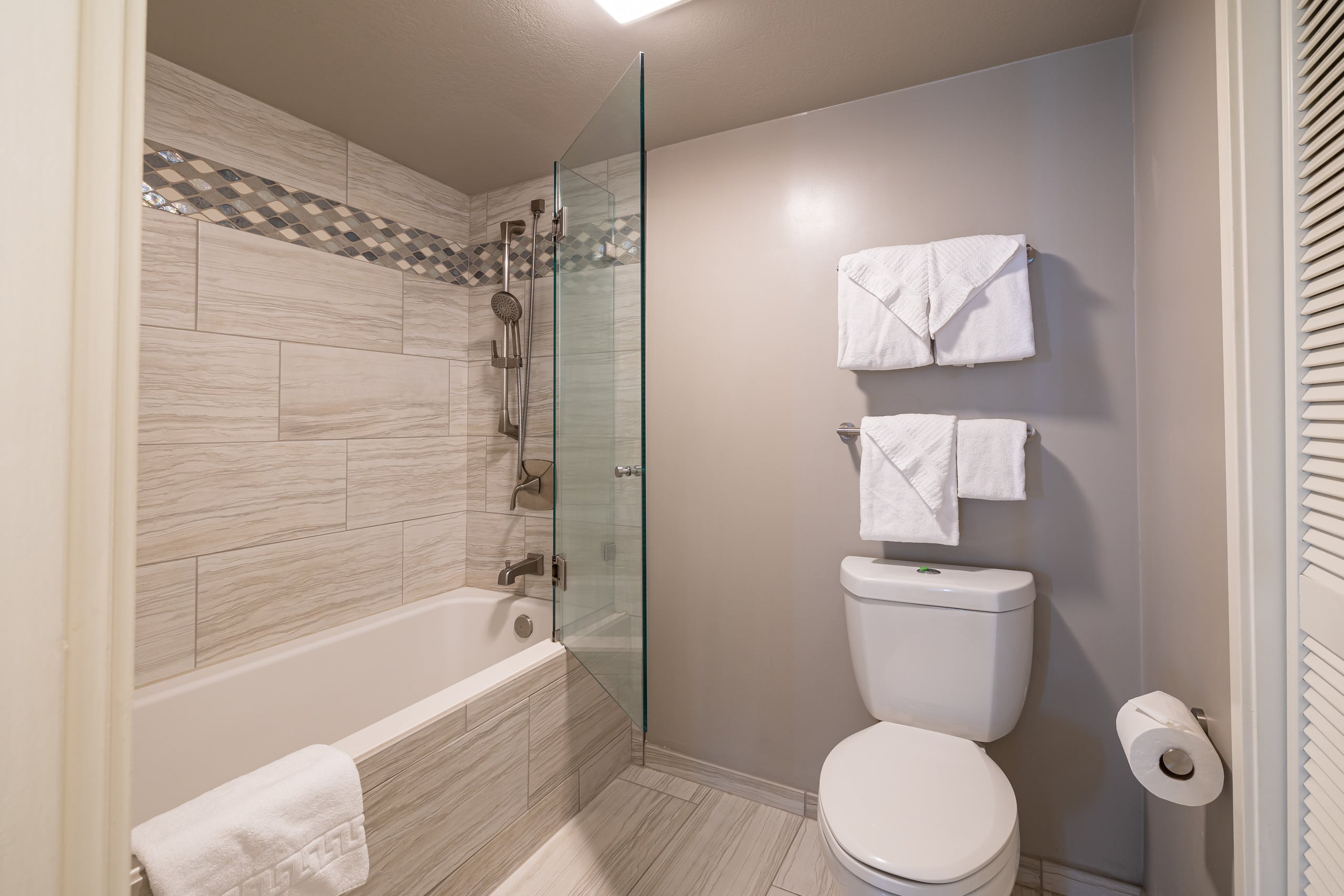 Condo in Honolulu · ★4.87 · 2 bedrooms · 3 beds · 2 private baths - Image 19